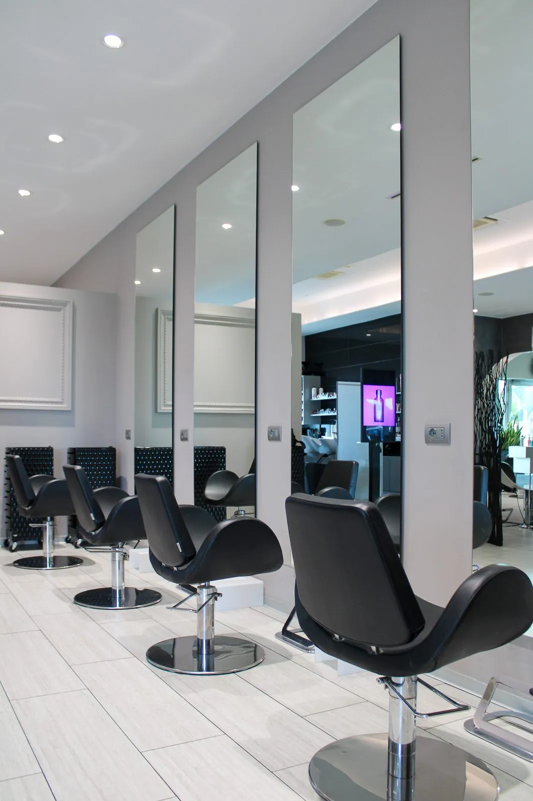Postazioni di taglio del salone Equipe Oreal Parrucchieri a Mazzano